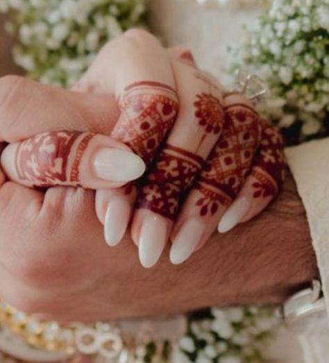 Wedding Nails With Mehndi, Nails For Engagement Indian, Nails For Nikkah, Nail Inspo For Engagement, Celebrity Wedding Nails, Desi Bridal Nails, Wedding Nails Design Indian, Engagement Nails Indian, Indian Wedding Nails Design