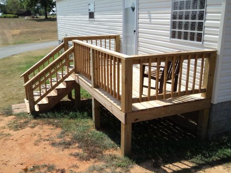 6x12-back-open-deck-pic-1 Back Stairs To Yard, Small Deck Ideas With Stairs, Small Deck With Stairs, Small Front Deck, Back Deck Designs, Diy Stairs Outdoor, Vaulted Roof, Mobile Home Deck, Manufactured Home Porch