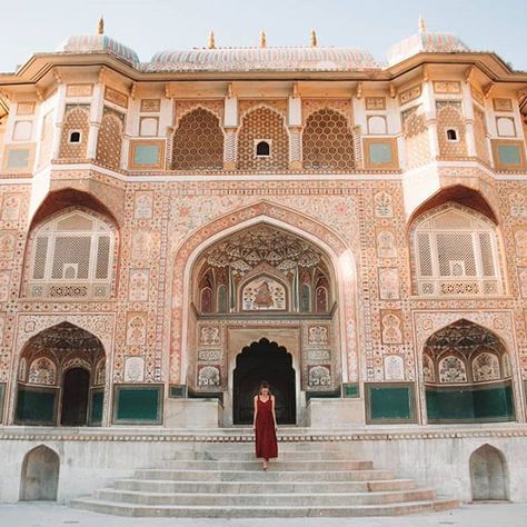 Feeling like a princess in Jaipur 👸 Fort Photography, Amer Fort Jaipur, India Packing List, Amer Fort, India Travel Places, India Travel Guide, Red Fort, Mughal Empire, India Tour