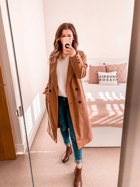 Tan Winter Boots Outfit, Brown Chealse Boots Outfit Women, Trendy Brown Chelsea Boots For Winter, Camel Coat Chelsea Boots, Trendy H&m Fall Boots, Outfit Botines Cafes, Brown Chunky Boots Outfit, Brown Chelsea Boots Outfit Women, Boots Autumn Outfit