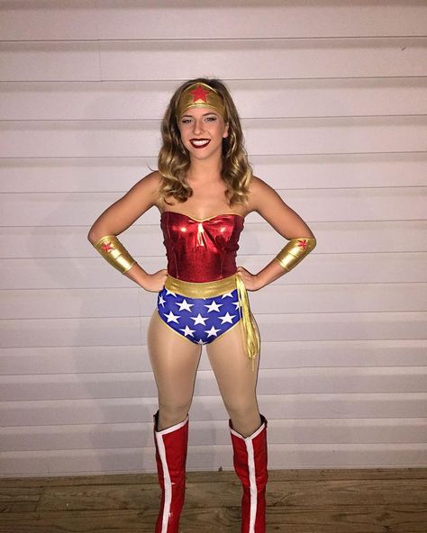 Wonder Woman Costume College, Super Woman Costume, Superwoman Halloween Costume, Wonder Woman Costume Diy, Superwoman Costume, Woman Costumes, Woman Pictures, Nude Tights, Woman Cosplay