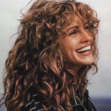 80s Curly Hair, Julia Roberts Hair, Chignon Bun, Natural Curly Hair Cuts, Vacation Hairstyles, Hairstyles 2024, Viral On Tiktok, Going Viral, Julia Roberts