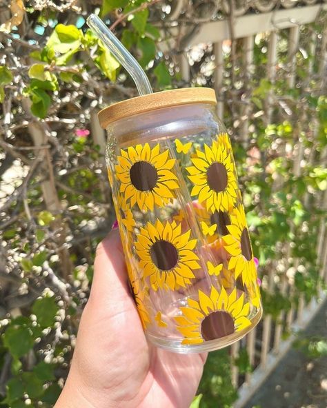 Sunflower Libbey Cup, Aesthetic Cups, Sunflower Cup, Cute Coffee Cups, Cute Water Bottles, Coffee Cup Design, Pretty Mugs, Cup Ideas, Custom Cups