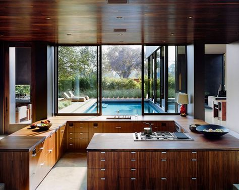 Captivating Vienna Way Residence in California G Shaped Kitchen, Marmol Radziner, Kitchen Views, Open Concept Kitchen, California Homes, Glass Doors, Restaurant Design, 인테리어 디자인, My Dream Home