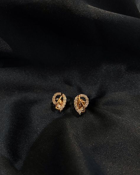 Small gold earrings for girls 
Gold earrings for college girls 
Short gold earrings designs Daily Use Gold Earrings, Daily Wear Earrings Gold, Gold Earrings Studs Simple, Model Earrings, Daily Wear Earrings, Stunning Rings, Emerald Stone Rings, Gold Earrings For Kids, Small Earrings Gold