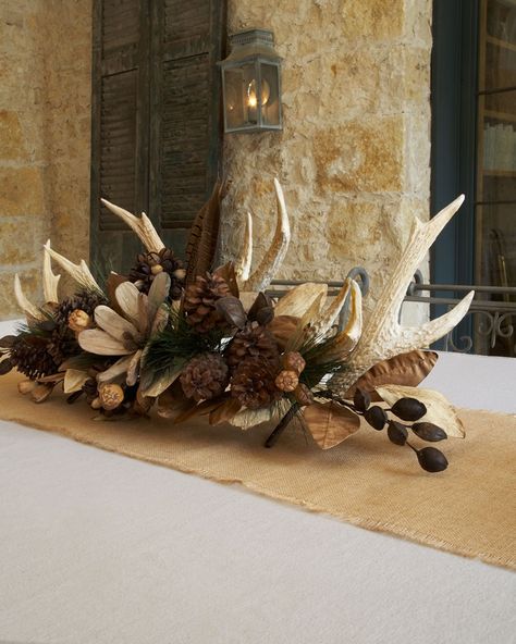 Decorating with deer horns Deer Antler Decor Ideas, Diy Mantle Decor, Antler Centerpiece, Decorating With Antlers, Deer Antler Crafts, Antler Ideas, Deer Antler Decor, Antlers Decor, Antler Crafts