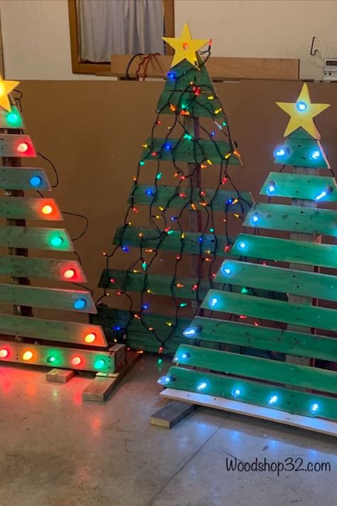 How to Make a Pallet Christmas Tree with Lights Pallet Wood Christmas Tree With Lights, Wooden Christmas Outdoor Decor, Wood Pallet Xmas Decor, Pallet Presents Christmas, Pallet Holiday Decoration Ideas, Pallet Outdoor Christmas Decor, Pallets Christmas Trees, Wood Pallet Christmas Trees Easy Diy, Pallet Christmas Tree With Lights