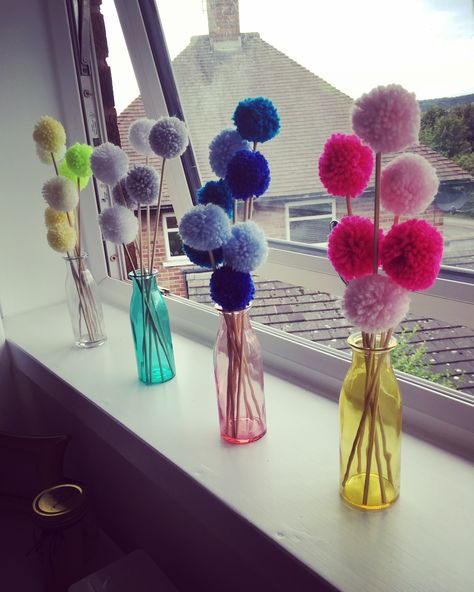 Flower Pom Poms, Pom Pom Decor, Pom Flowers, Pom Pom Flowers, Diy Pom Pom, How To Make A Pom Pom, Gift For Mom Christmas, Diy Yarn Crafts, Pom Pom Crafts