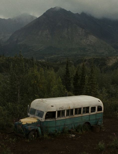 De bus waar Chris in gestorven is. Alex Supertramp, Chris Mccandless, Christopher Mccandless, Wild Movie, Wild Book, Kare Kare, Into The Wild, Abandoned Places, The Great Outdoors