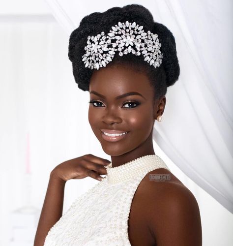 Use a Large Accessory to Keep Hair in Place | If you're a blushing bride planning a destination wedding on the beach, choosing a weatherproof hairstyles is one of themost important decisions you'll have to make. Natural Hair Wedding, Natural Wedding Hairstyles, Natural Hair Bride, Hair Bride, Black Bridal, Braut Make-up, Braid Out, Bride Inspiration, Black Bride