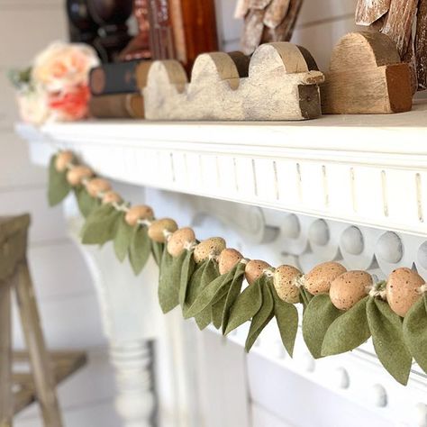 Felt leaf garland DIY with speckled eggs.  An easy felt leaf garland that you can make by hand or cut the felt leaves with a Cricut Maker.  A simple felt leaf garland project. Leaf Garland Diy, Diy Garland Ideas, Felt Leaf Garland, Felt Flower Garland, Felt Leaf, Fall Leaf Garland, Garland Ideas, Cricut Shirts, Garland Diy