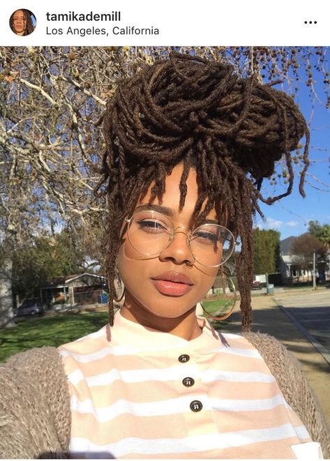 Messy bun & bangs Leda Muir, Hair Colorful, Beautiful Dreadlocks, Short Locs Hairstyles, Hair Afro, Dreadlock Styles, Dreads Styles, Estilo Boho Chic, Corte De Cabelo Masculino