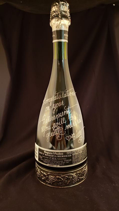 Engraved Glass Bottle, Engraved Champagne Bottle, Engraved Bottles, Bottle Engraving, Dremel Ideas, Glass Carving, Engraved Wine Bottles, Champagne Art, Unique Wine Bottles