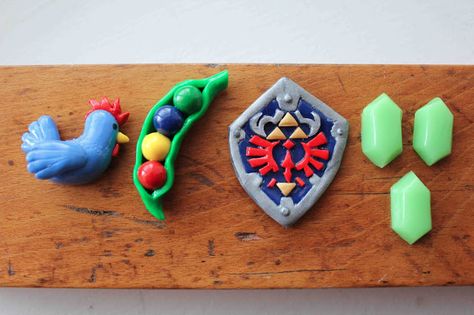 The Adventures of Arcly and Elo: Geekery2 (Polymer Clay Zelda Magnets) Zelda Clay, Hyrule Shield, Fimo Clay Crafts, Easy Polymer Clay, Clay Crafts For Kids, Clay Magnets, Geek Crafts, Sculpey Clay, Christmas Clay