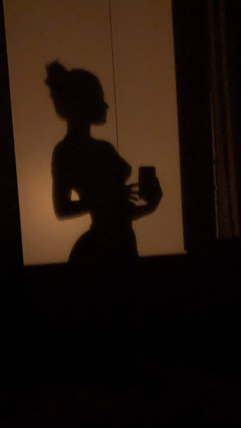 Body Shadow Aesthetic, Sillouttes Images Women, Shadow Snap, Shadow Selfies, Woman Shadow, Sunset Window, Body Shapes Women, Shape Photography, Inspi Photo