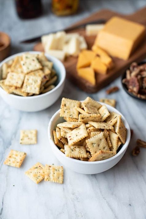 Zesty Cool Ranch Crackers, made with mini saltines, are easy to make, but no one needs to know! It will be a hit at the party or a great grab and go snack. #easyrecipe #snackrecipe #partyfood #ranchcrackers #saltines Spicy Ranch Crackers, Mini Saltines, Ranch Crackers, Spicy Ranch, Party Crackers, Baked Crackers, Cracker Snacks, Cracker Recipes, What's For Breakfast