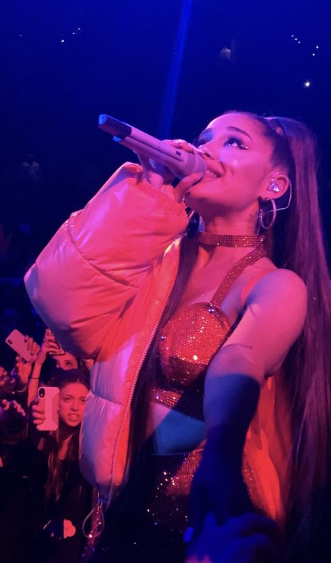 Celebrities Quotes, Design Humor, Ariana Tour, Sweetener Tour, Ariana Grande Concert, Ariana Grande Sweetener, Ariana Grande Cute, Quotes Education, Ariana Grande Style