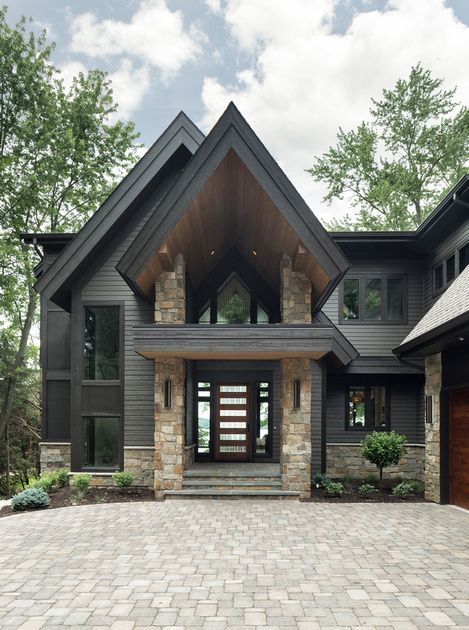 Top 15 House Exterior Trends for 2023 - Nikki's Plate Mountain Home Exterior, Black Houses, Lake Houses Exterior, Dark House, Modern Mountain, Inspire Me Home Decor, Farmhouse Exterior, Home Modern, Dream House Exterior