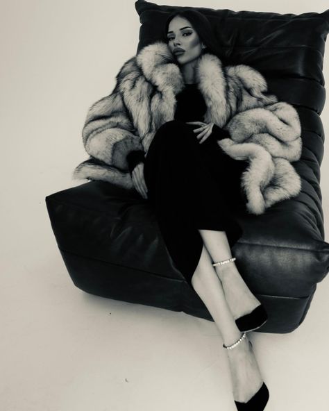 Fur Shawl Outfit Dresses, Black Fur Coat Aesthetic, Fur Coat Photoshoot Ideas, Mob Wife Photoshoot, Dark Photoshoot Aesthetic, Fur Coat Photoshoot, Fur Coat Outfits, Instagram Branding Design, Chic Outfits Classy