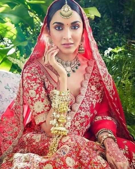 Kiara Advani Bridal Look, Kiara Advani Wedding, Bollywood Brides, Red Wedding Lehenga, Bridal Shower Themes, Kaira Advani, Play Cafe, Brothers Movie, Hanuman Chalisa