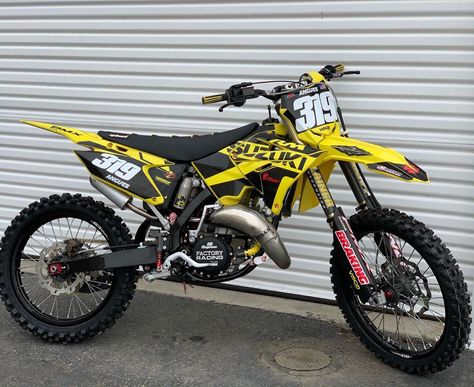 Cross Moto, Suzuki Dirt Bikes, Custom Dirt Bike, Bike Toy, Mx Bikes, Motorcross Bike, Electric Dirt Bike, 4 Wheelers, Bike Pic