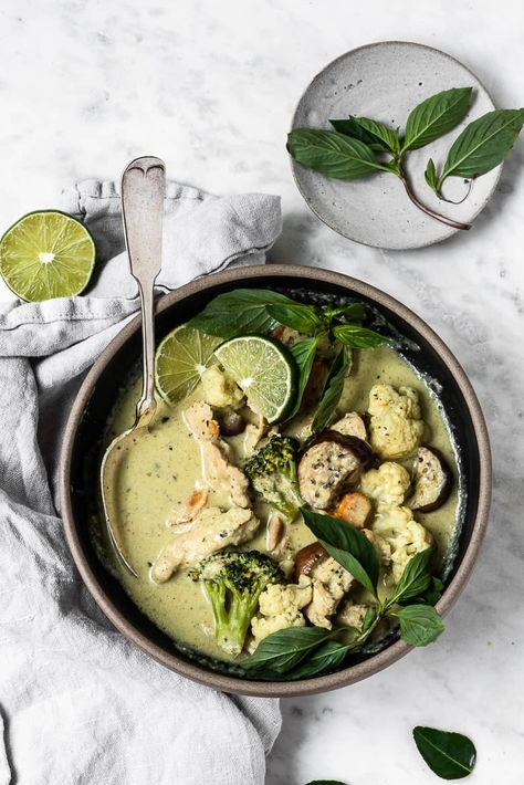 Quick Thai Green Curry with Chicken and Vegetables - Sandra Valvassori Easy Thai Green Curry, Curry Photography, Green Curry Sauce, Green Curry Recipes, Everyday Dinners, Green Curry Chicken, Thai Green Curry, Food Stock, Thailand Food