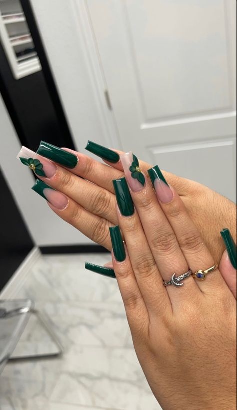 Emerald Green Nails Acrylic Coffin Prom, Green Cross Nails, Nails Acrylic Green And Black, Hot Green Nails, Hunter Green Nail Ideas, Emerald Green Nails Prom, Esmeralda Nails, Green And Gold Acrylic Nails, Forest Green Acrylic Nails