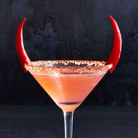 Spicy Devil's Brew Drink Garnishing, Decorações Com Comidas, Cocktail Garnish, Halloween Cocktails, Fancy Drinks, Halloween Dinner, Cocktail Drinks Recipes, Halloween Drinks, Pretty Drinks