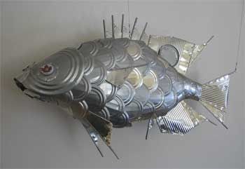 We're all trying to do our bit for the environment, but Ottawa artist Alanna Baird is taking it one step further -- taking old, tin can lid... Tin Fish, Beer Cap Art, Stone Paintings, Soda Can Crafts, Scrap Recycling, Fish Designs, Tin Can Art, Aluminum Can Crafts, Pop Tabs