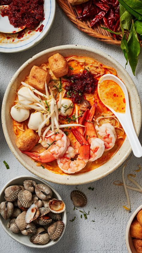 Marion Grasby | Homemade Laksa from scratch🤤 | Instagram Hainan Chicken, Asian Soup Noodle, Marion Grasby, Crispy Noodles, Tom Yum Soup, Asian Noodle, Shrimp Soup, Spicy Soup, Tom Yum