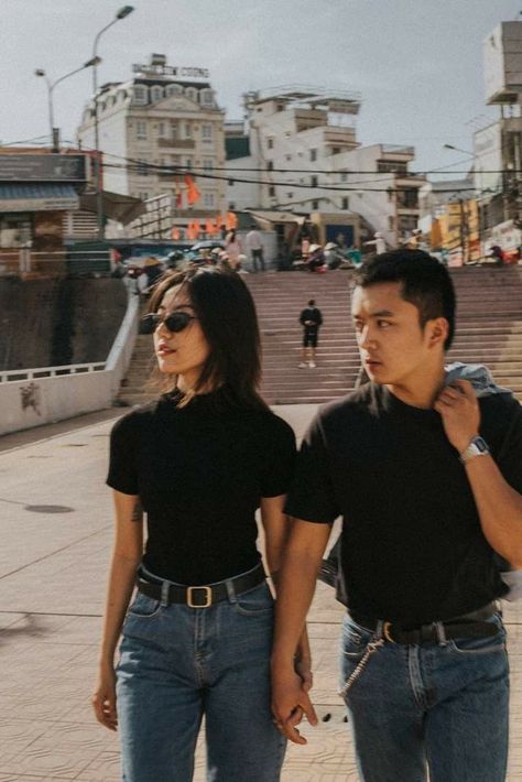 Film Photography Aesthetic Japanese, Couples Vintage Outfits, 90s Hongkong Aesthetic, 90s Couple Outfits, 90 Couple Photoshoot, 90s China Aesthetic, Couple 90s Photoshoot, Taiwan Street Photography, Hongkong 90s Girl