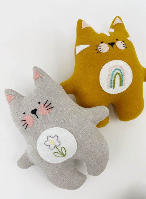 sewing toys patterns Simple Fabric Toys, Fabric Cat Toys, Cute Cat Plushies, Cat Sewing Pattern Free, Cat Sewing Pattern, Cat Soft Toy, Diy Pet Toys, Diy Sewing Gifts, Sewing Stuffed Animals