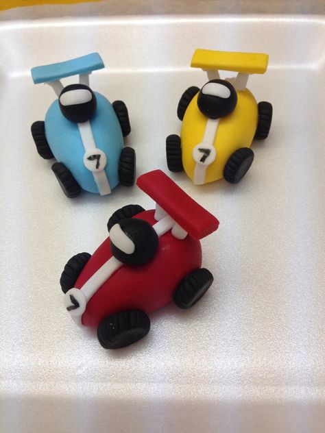 Fondant cars Car Clay Model, Car Clay Art, Polymer Clay Car, Clay Car, Clay Art For Kids, Fathers Day Cupcakes, Buttercream Cake Designs, Clay Monsters, Diy Air Dry Clay