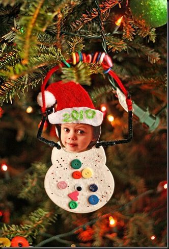 30 Kid-Friendly Handmade Christmas Ornaments - Suburble Kid Christmas Ornaments Diy, Preschool Ornament Craft, Student Pic, Kindergarten Decoration, Picture Christmas Ornaments, Kindergarten Craft, Friend Party, Jul Diy, Smart Class