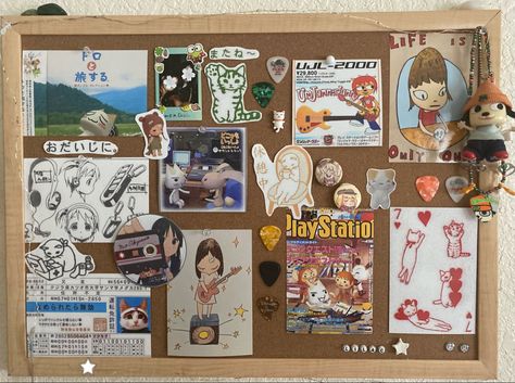 Cute Corkboard Ideas, Sticker Placement Ideas, Desk Posters, Prints For Your Room, Ikea Display, Uni Dorm Room, Aesthetic Poster Wall, Animal Crossing Cute, Pinboard Ideas