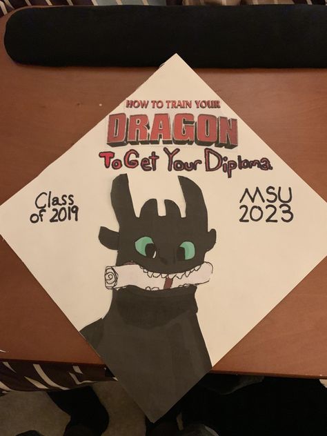 Graduation Cap Designs How To Train Your Dragon, Graduation Hat Designs Art, Httyd Graduation Cap, Mha Graduation Cap, How To Train Your Dragon Graduation Cap, Disney Cap Ideas, Diy Graduation Decorations, Rayla Dragon Prince, Creative Graduation Caps