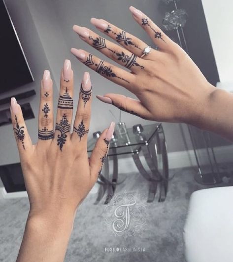 Harper Salvatore the eldest sibling of Damon and Stefan Salvatore. … #fanfiction Fanfiction #amreading #books #wattpad Henna Finger Tattoo, Henne Tattoo, Jagua Henna, Jagua Tattoo, Tato Henna, Finger Henna Designs, Hand And Finger Tattoos, Henna Tattoo Hand, Henna Tattoo Designs Hand