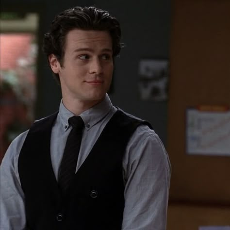 Jesse Saint James Glee, Jonathan Groff Icons, Jonathan Groff Mindhunter, Jessie St James, Glee Jesse St James, Guy Smirking, Glee Jesse, Jesse Glee, Jonathan Groff Hamilton