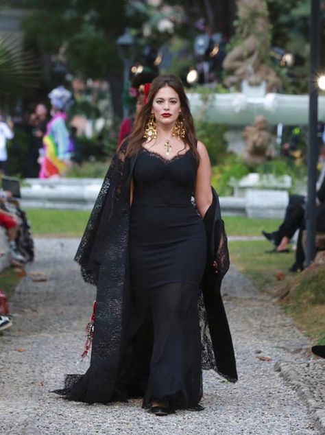 Did you hear that Dolce Gabbana is Extending Sizes? If you are looking for luxury and high end Italian plus size fashion, there is a new player to watch.  Ciao Bella! Iconic Italian Brand Dolce & Gabbana is Extending Sizes! #plussizefashion #plussize Read on here: https://thecurvyfashionista.com/dolce-gabbana-is-extending-sizes/ Dolce And Gabbana Runway, Plus Size Goth, Plus Zise, Shirred Dress, Ashley Graham, Dolce E Gabbana, Stick Figures, Colorblock Dress, Curvy Outfits