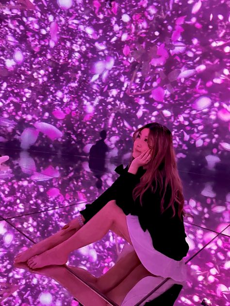 Team Lab Tokyo Outfit, Japan Photo Ideas Instagram, Tokyo Girl Aesthetic, Team Lab Planets Tokyo, Tokyo Aesthetic Outfit, Teamlab Planets Tokyo, Team Lab Tokyo, Kyoto Spring, Flowers Pose