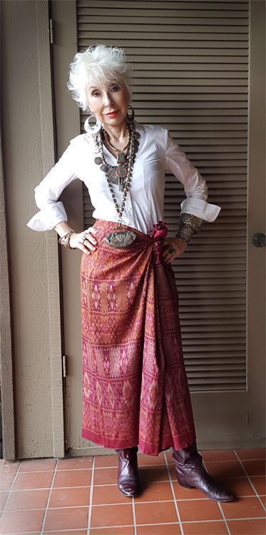 Image result for boho chic style mature Boho Over 50, Mode Ab 50, Look Boho Chic, Bohemian Style Clothing, Estilo Hippie, Older Women Fashion, Advanced Style, Ageless Style, 50 Style