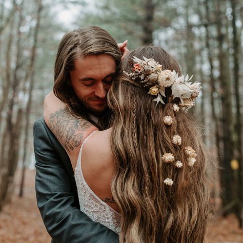 Reign Supreme with These Dried Flower Crowns + More Bridal Hair Ideas! Red Hair Pieces, Summer Wedding Hairstyles, Boho Bridal Hair, Fall Wedding Hairstyles, Boho Wedding Hair, Floral Hair Combs, Bridal Flower Crown, Flower Crown Wedding, Bridal Hair Flowers