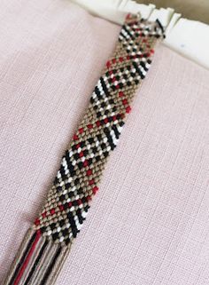 Friendship Bracelets Designs, Friendship Bracelets Diy, Micro Macramé, A Bracelet, Woven Bracelets, String Bracelet, Micro Macrame, Macrame Jewelry, Macrame Bracelets