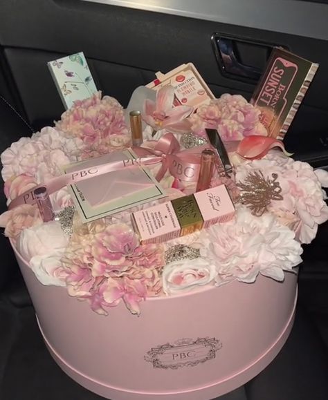 Pink Gift Basket Ideas, Pink Gift Basket, Luxury Flower Bouquets, Birthday Basket, Cute Gifts For Friends, Diy Birthday Gifts For Friends, Flower Gift Ideas, Cute Couple Gifts, Cute Birthday Gift