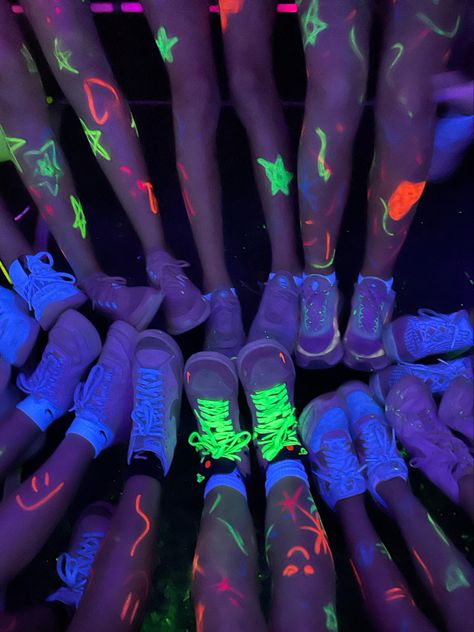 Neon 13th Birthday Party Ideas, Neon Sweet 16 Party Ideas, Neon Bday Party Ideas, 14th Bday Party Ideas, Neon Party Aesthetic, Pool Party Neon, Glow Party Ideas, Neon Pool Parties, Birthday Party Theme Ideas