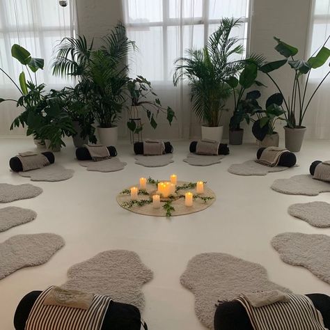 Chakra Interior Design, Sound Healing Room, Healing Room Ideas, Meditation Circle, Healing Decor, Meditation Place, Womens Circle, Thatgirl Aesthetic, Home Yoga Room