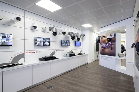 Cctv Display Showroom, Electronic Showroom Interior Design, Electronics Store Design, Mobile Shop Design, Small Office Design Interior, Sky Pool, Small Office Design, Retail Interior Design, Cross Selling