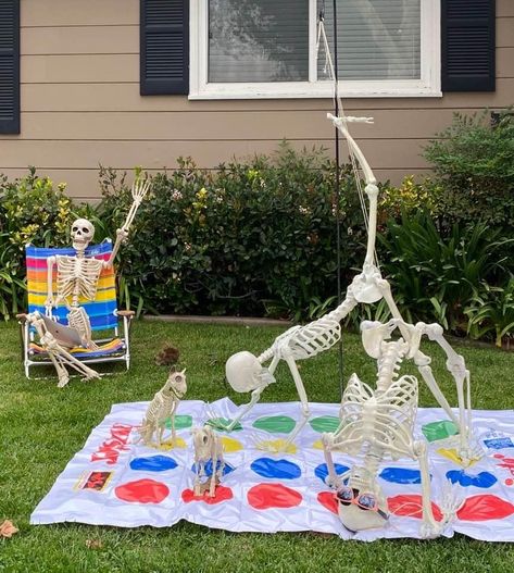 Hilarious Skeleton Decorations, Cute Skeleton Halloween Decor, Halloween Pumpkin Yard Decorations, Decorate Skeleton Ideas, Funny Skeleton Decorations, Funny Skeleton Displays, Halloween Decorations Outdoor Skeleton, Skelton Decorating Ideas, 5 Foot Skeleton Ideas