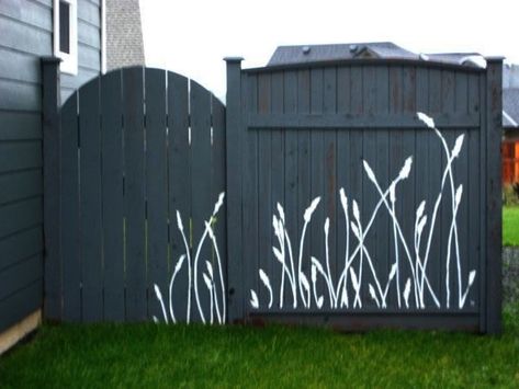 Garden Fence Paint, Garden Fence Decoration, Creative Fence, Backyard Fence Decor, Garden Fence Ideas, Garden Fence Art, Garden Mural, Diy Fence, Fence Art