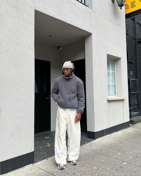 Amine Outfits, White Trousers Outfit Men, White Pants Outfit Fall, White Pants Outfit Winter, Stylish Outfits For Men, Trousers Outfit Men, Male Streetwear, Streetwear Fashion Men, White Pants Outfit